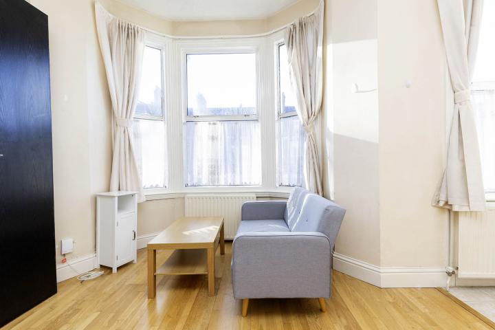 			Studio Apartment, 1 bath, 1 reception Studio			 Callcott Road, KILBURN